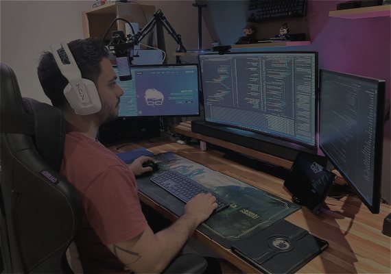 Desarrollador del equipo de NerdosTech Solutions trabajando frente a tres monitores con código